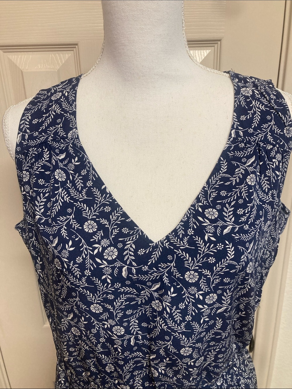 Old Navy V-neck Elastic Waist Sleeveless Dress Blue White Floral Sz L/tall - Picture 3 of 8